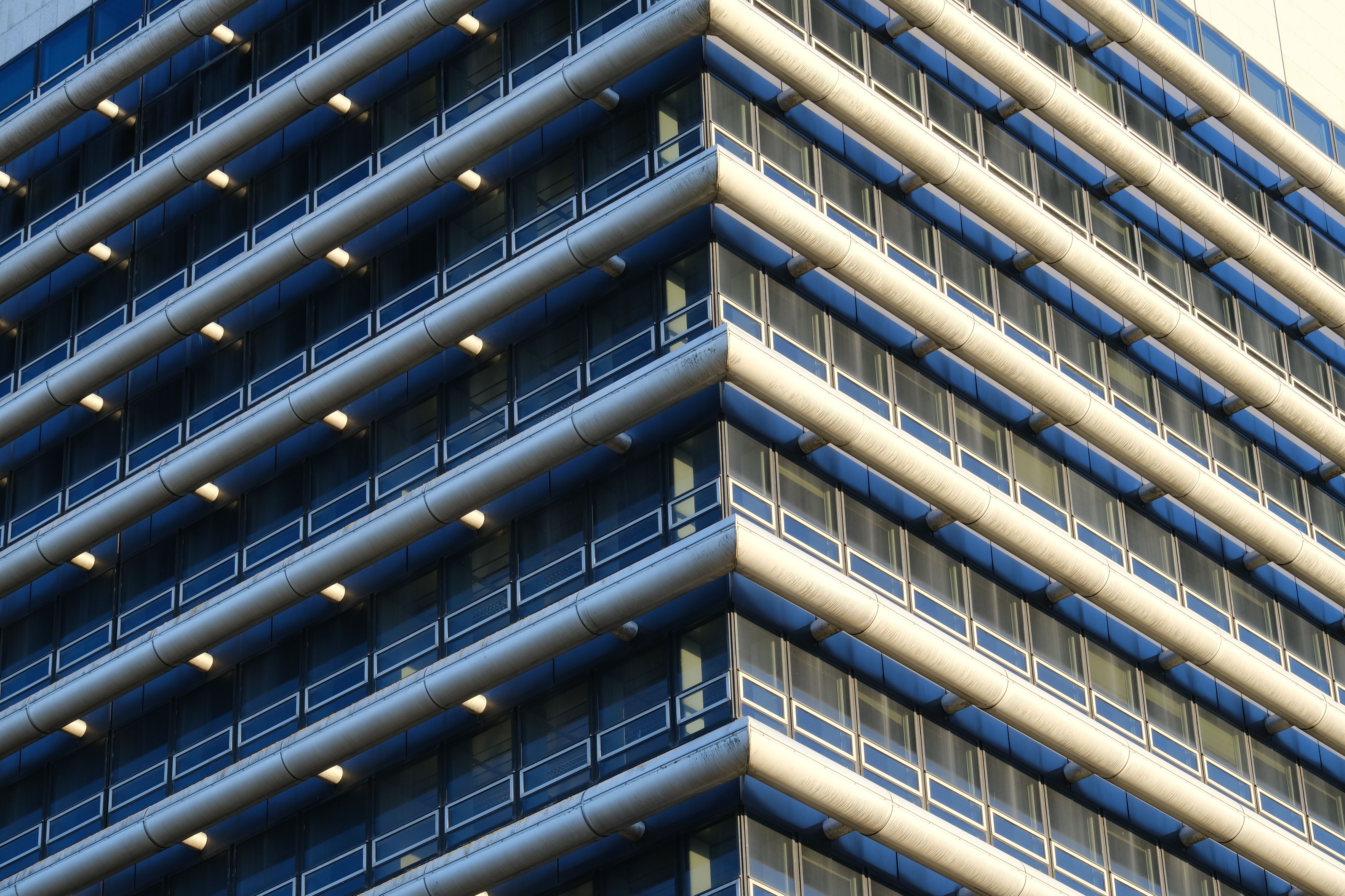 Modern Architectural Building Facade in Daylight · Free Stock Photo