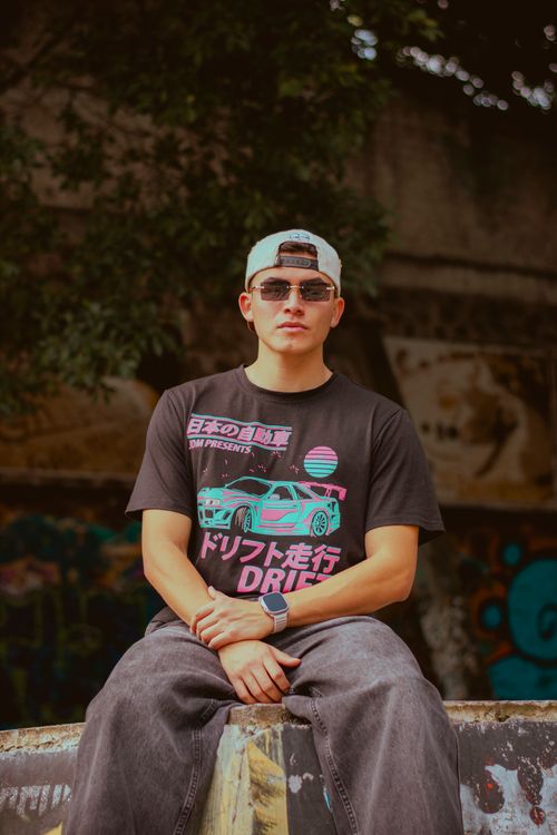 Free Stylish young man posing outdoors in casual attire, showcasing street fashion. Stock Photo