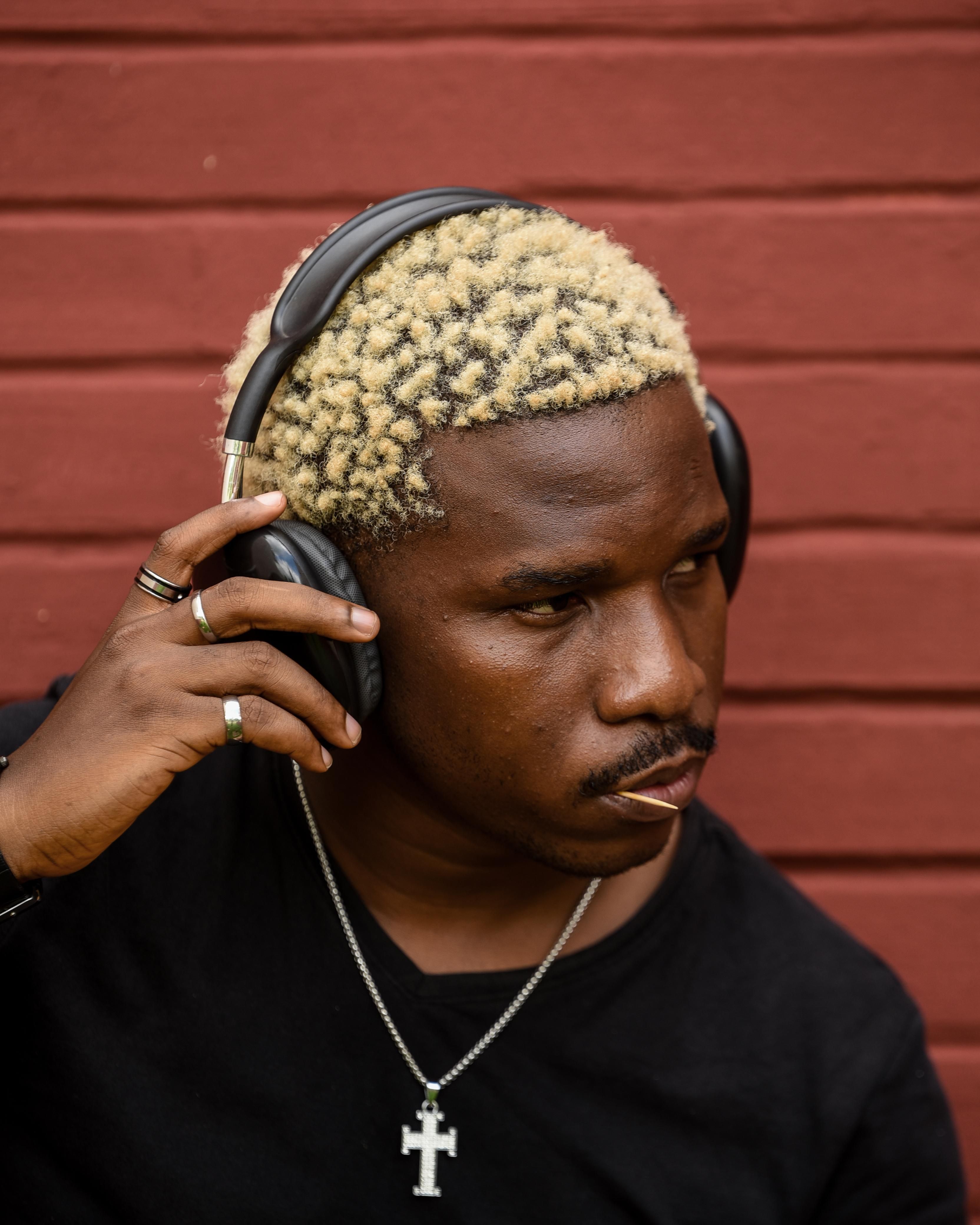 Hombre Con Auriculares Contra Una Pared De Ladrillos Rojos · Foto de ...