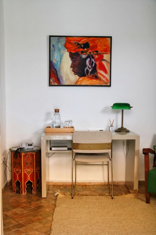 Free A stylish home office setup featuring modern furniture and vibrant art. Stock Photo