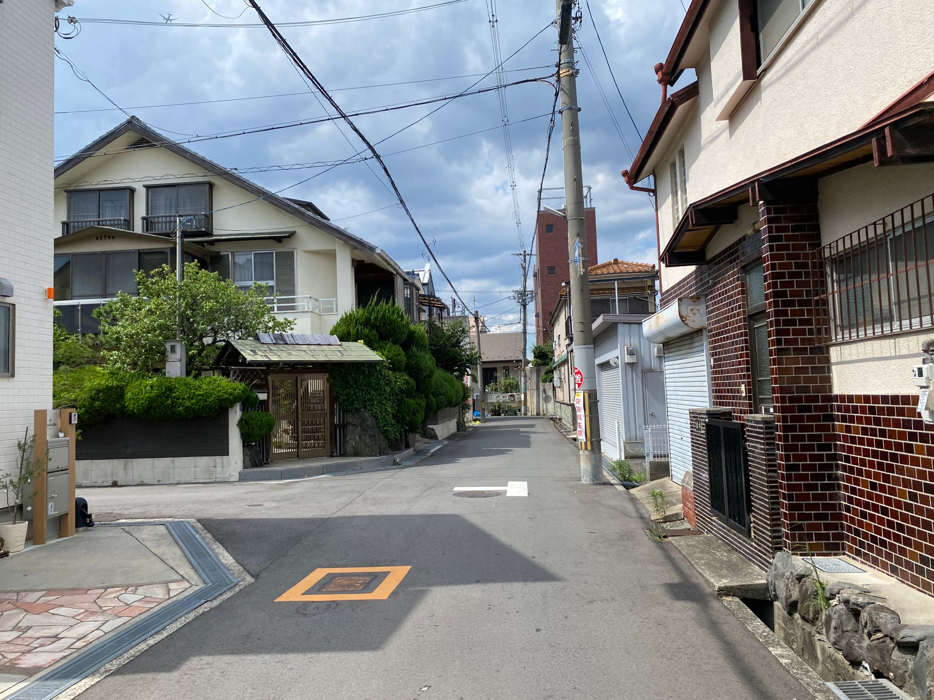 Auckland banliyösünde sessiz bir ev sokağı