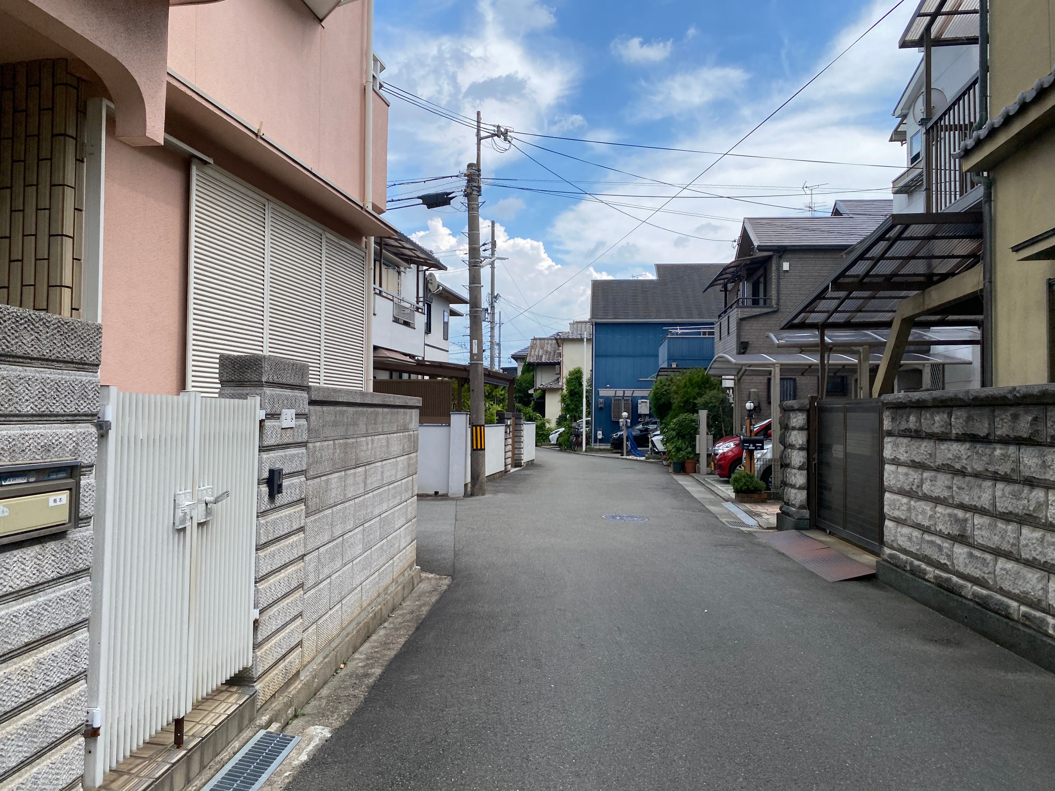 番地表示のある中野区の住宅街の角。学区の境目になることがある