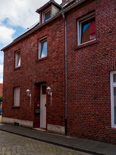 Brick townhouse exterior — photo by Sergej on Pexels