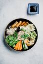色彩缤纷的佛碗，搭配新鲜蔬菜、豆腐和酱油，便是一顿营养丰富的饭菜