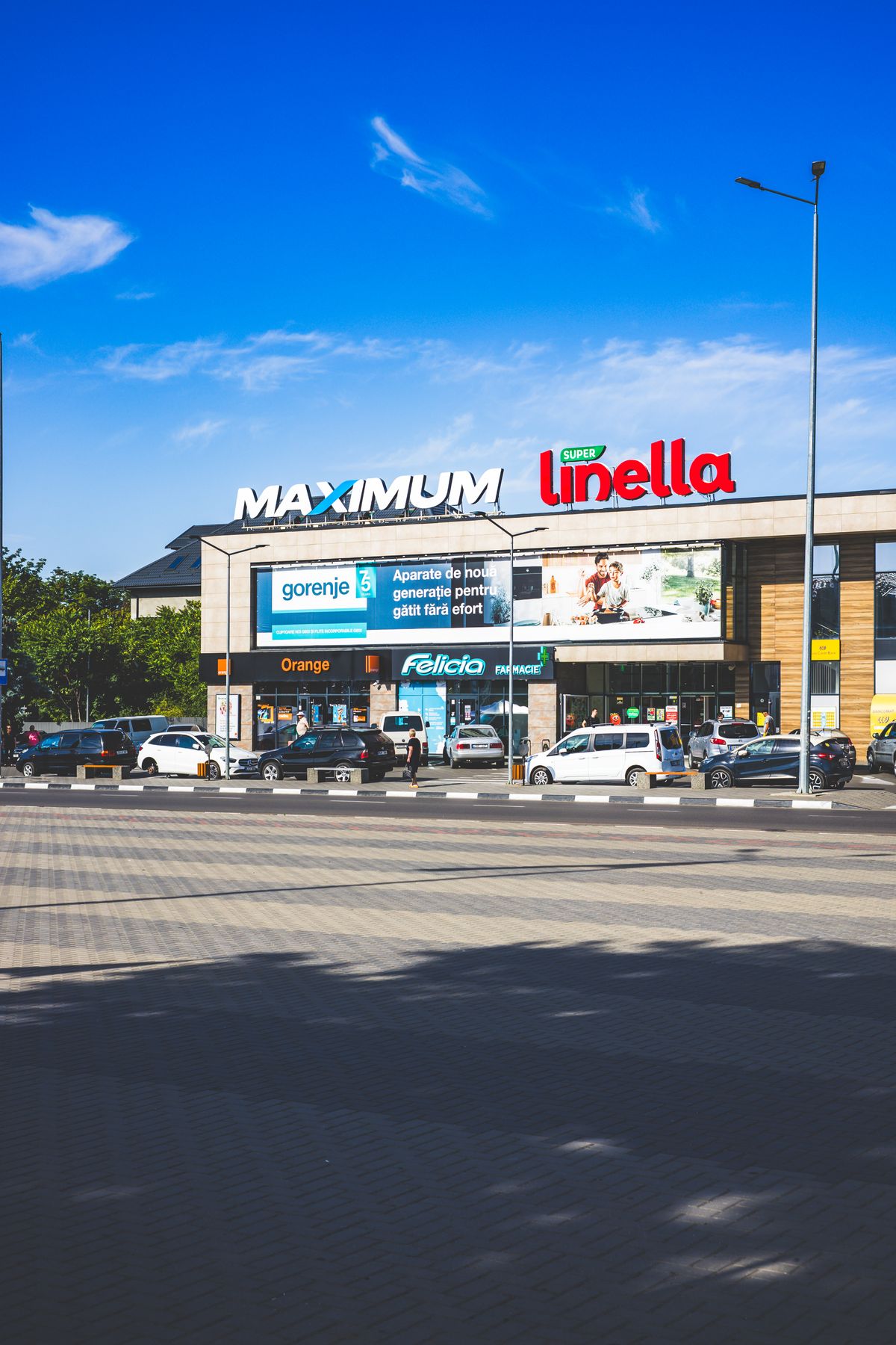 Illustrative shopping center exterior near Vernon Hills