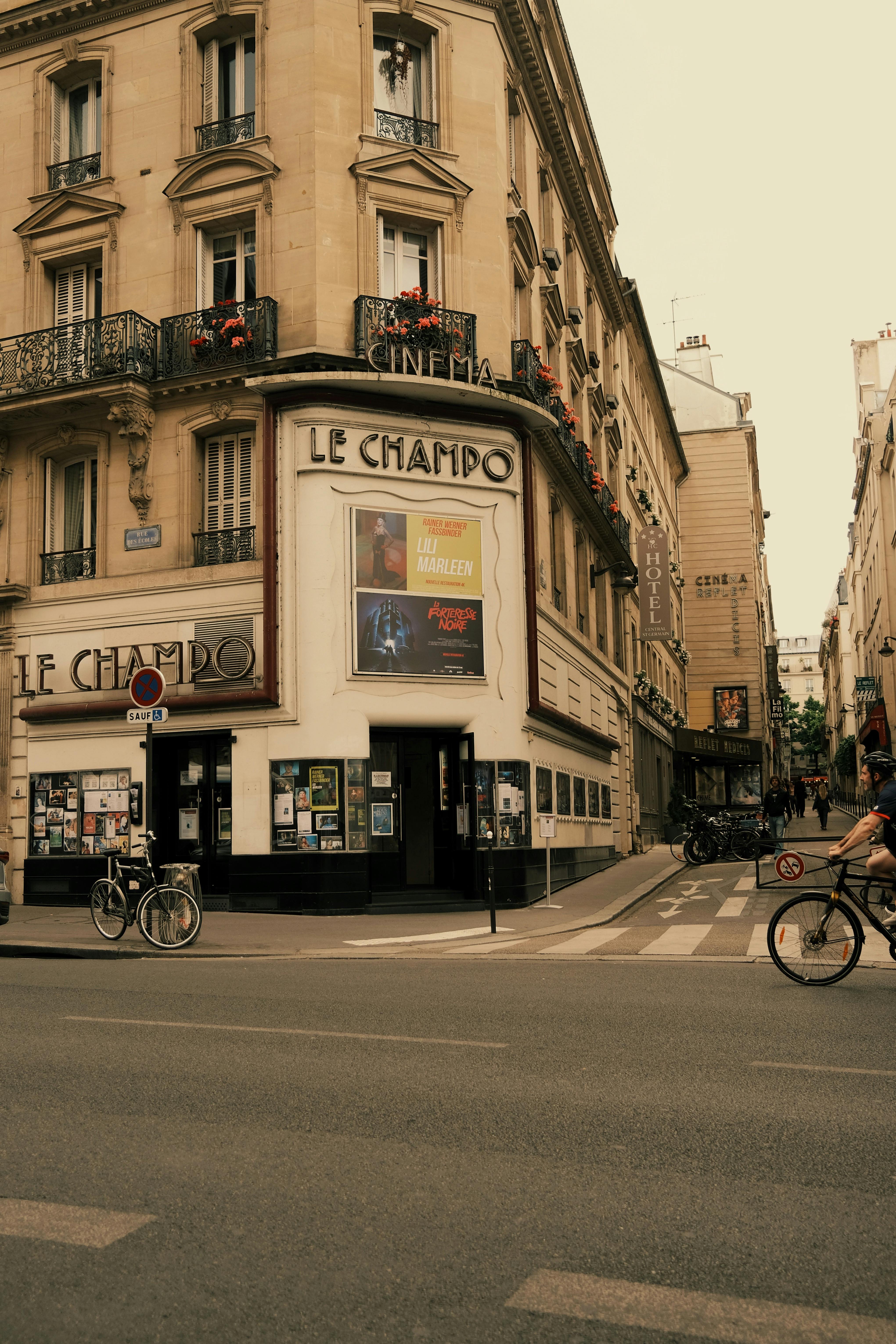 Ücretsiz Bisikletlerin ve tarihi mimarinin bulunduğu bir Paris sokağında Le Champo sinemasının pitoresk bir görüntüsü. Stok Fotoğraflar