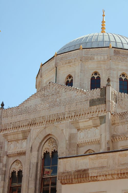 Free Close-up of a stunning mosque dome showcasing intricate architectural details under a clear blue sky. Stock Photo