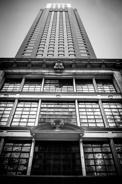 Free A striking black and white architecture shot of a high-rise building in New York City. Stock Photo