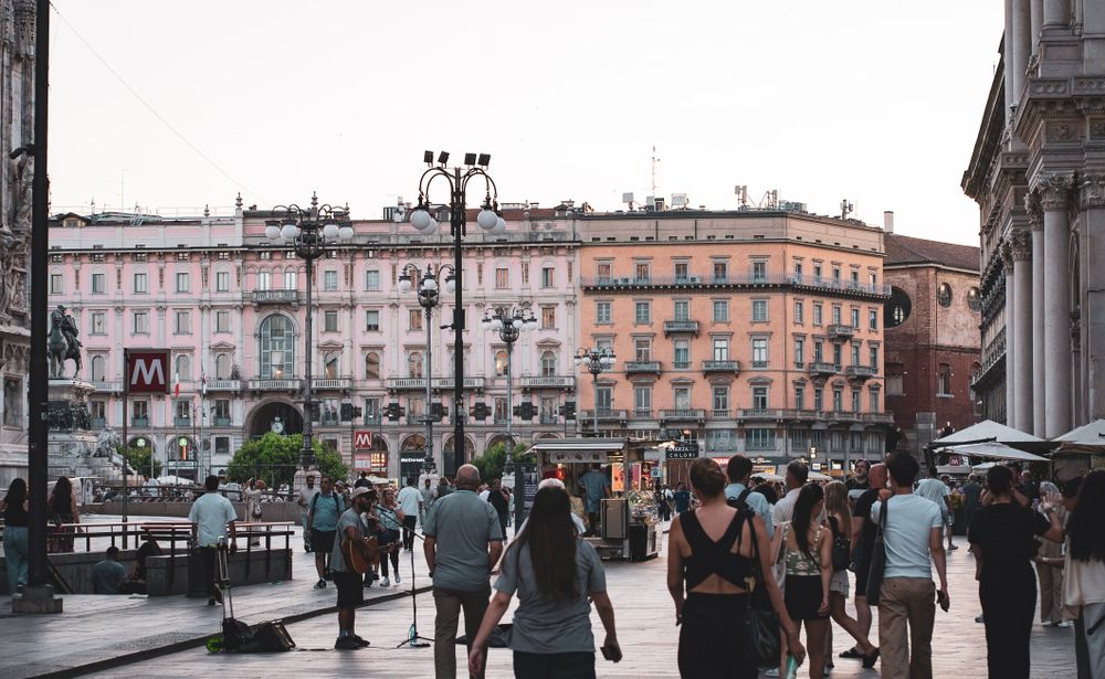 Mulțime într-o seară de vară în Piazza del Duomo din Milano