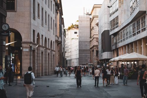 Free Vibrant city life in Milan with historic architecture and bustling crowds. Stock Photo