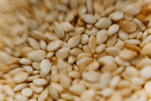 Free Detailed macro photography of raw sesame seeds capturing texture and earthy tones. Stock Photo