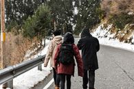 冬季，我们集体走在雪山路上，享受寒冷的户外探险