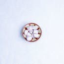 Fresh onion pieces in decorative bowl flat lay