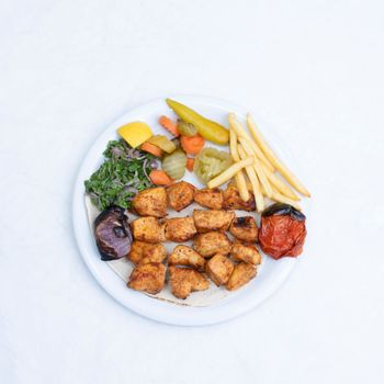 Bol de poulet grillé et riz brun avec légumes rôtis