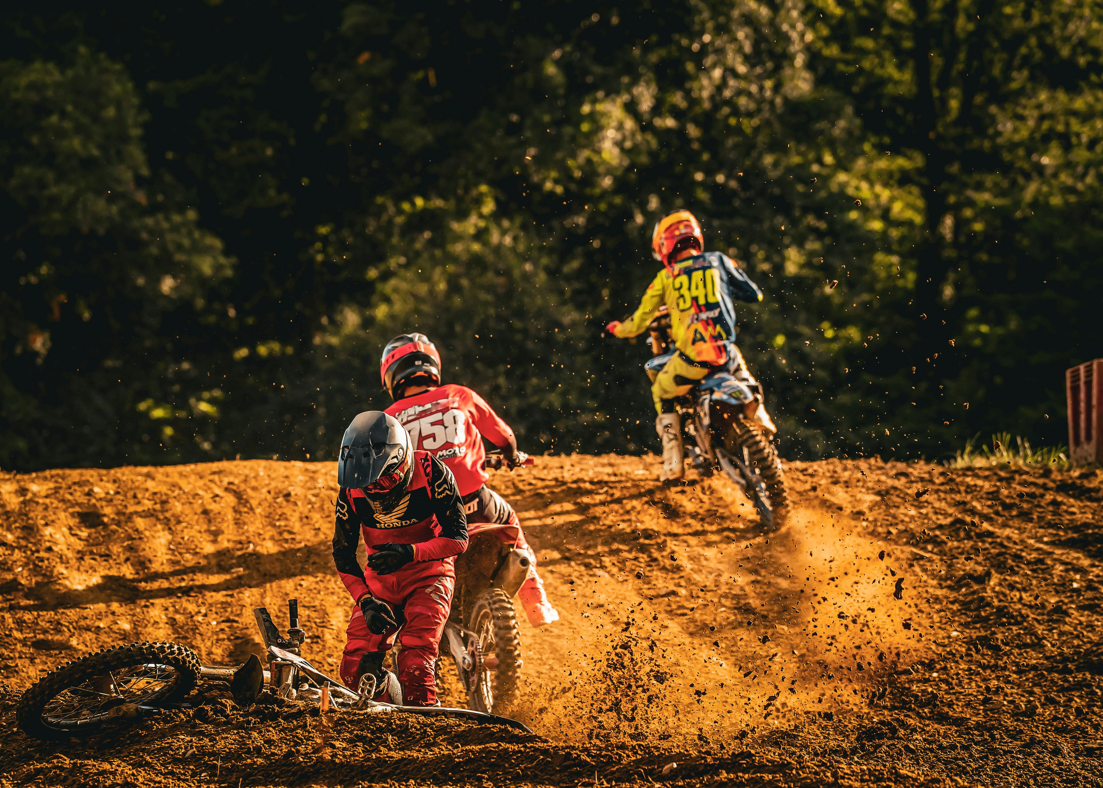 科技：內埔分局說明屏東科大學生機車自摔事件經過