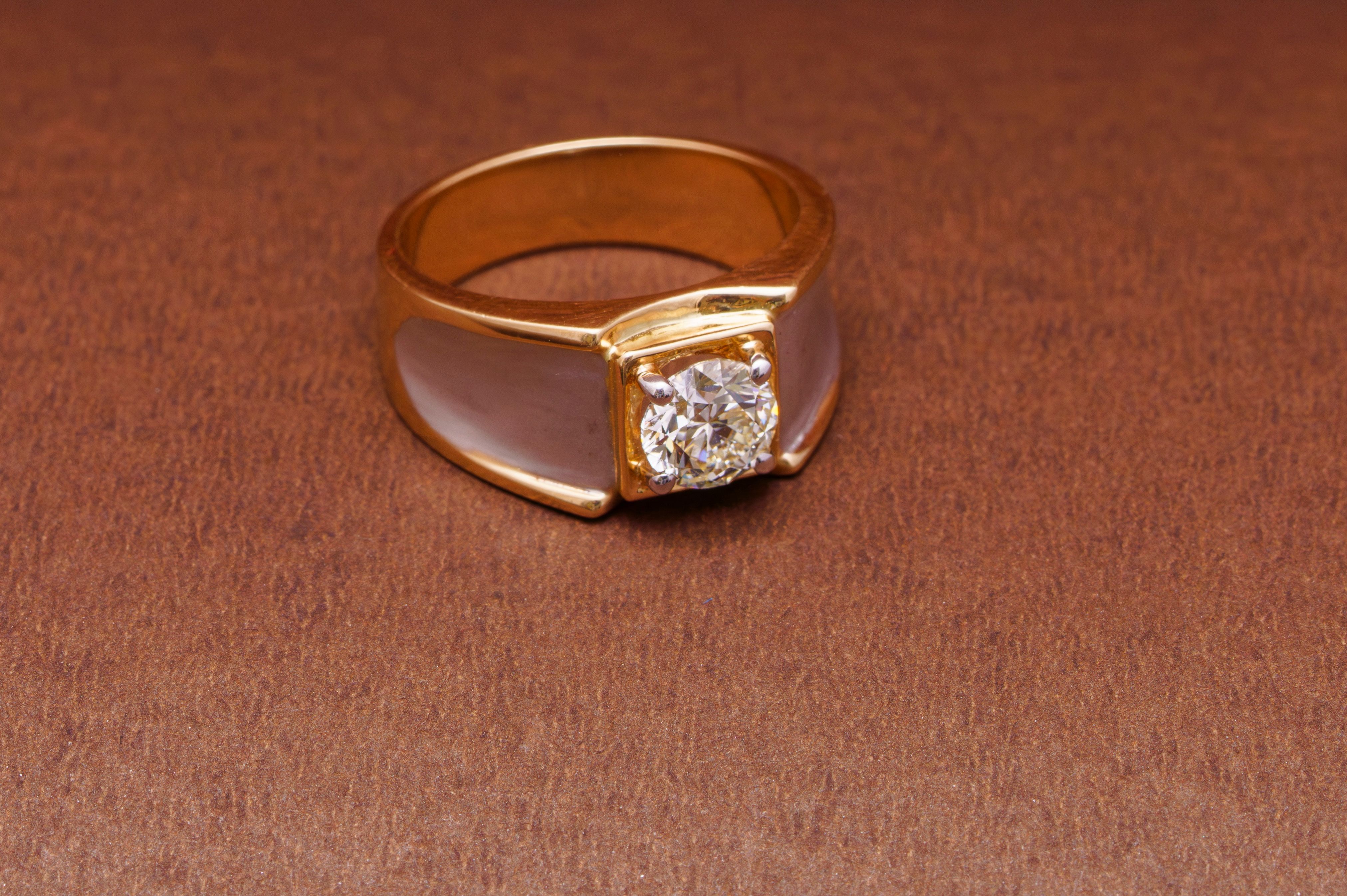 Anillo de oro fino con detalle en la piedra