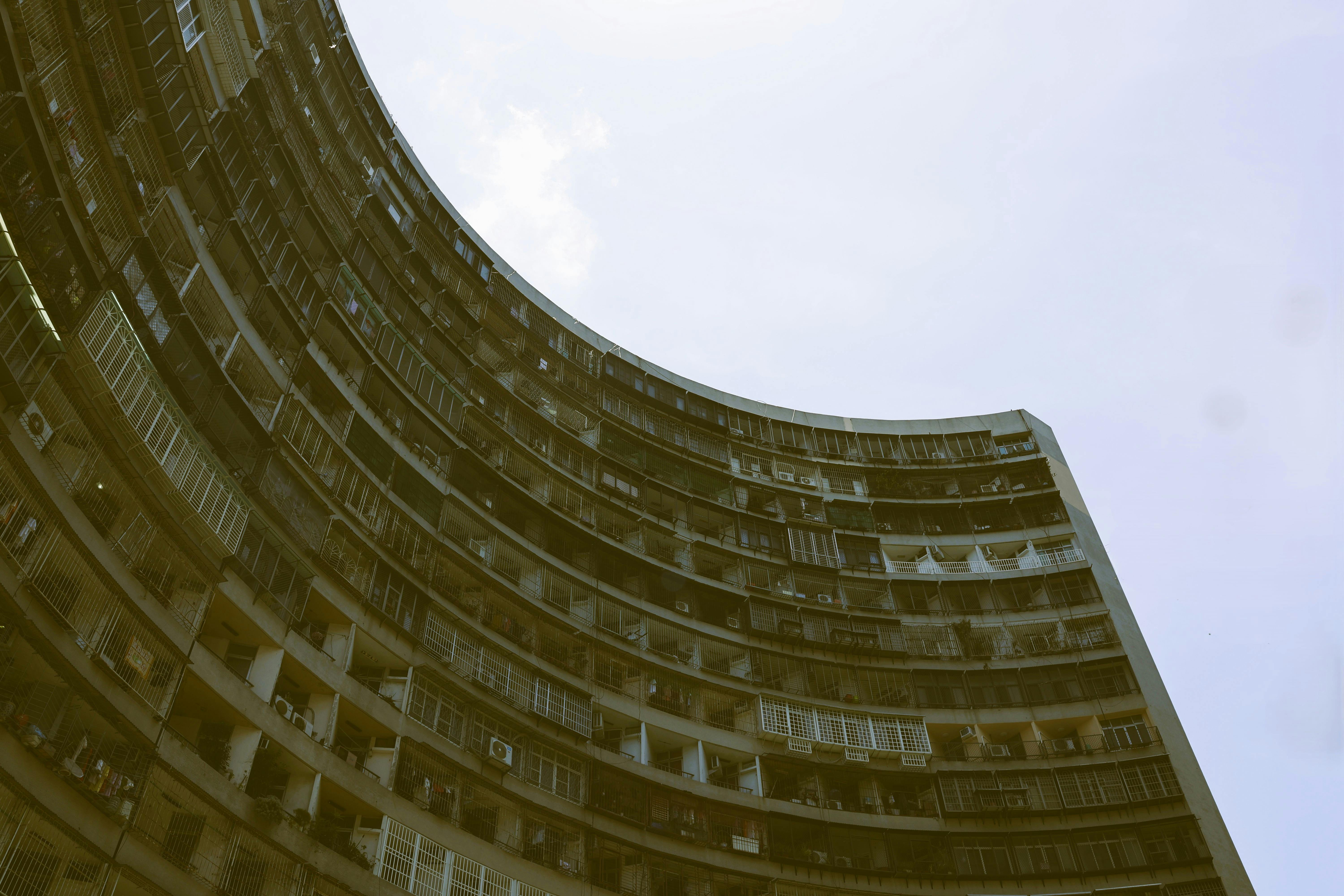 Gratuit Découvrez l'architecture saisissante d'un immeuble de grande hauteur à Taiwan, capturée d'en bas. Photos