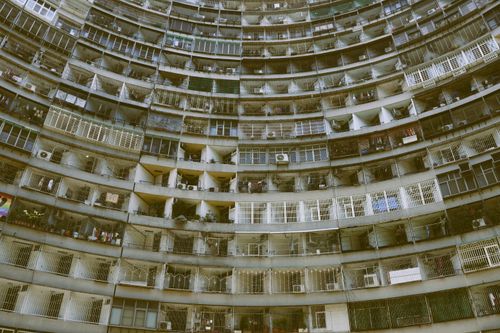 Free Curved architectural facade of a high-rise apartment building in Taiwan showcasing repetitive patterns. Stock Photo
