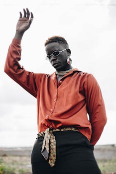 时尚的年轻人在户外戴着墨镜，穿着时尚服装摆姿势