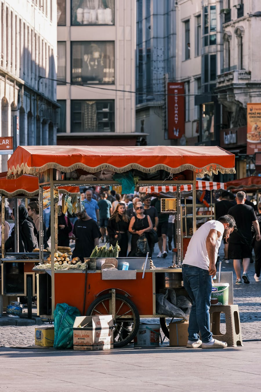 Marché de rue animé avec un chariot de nourriture et des passants