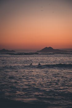 暮光下宁静的海景，天空色彩缤纷，海洋广阔无垠