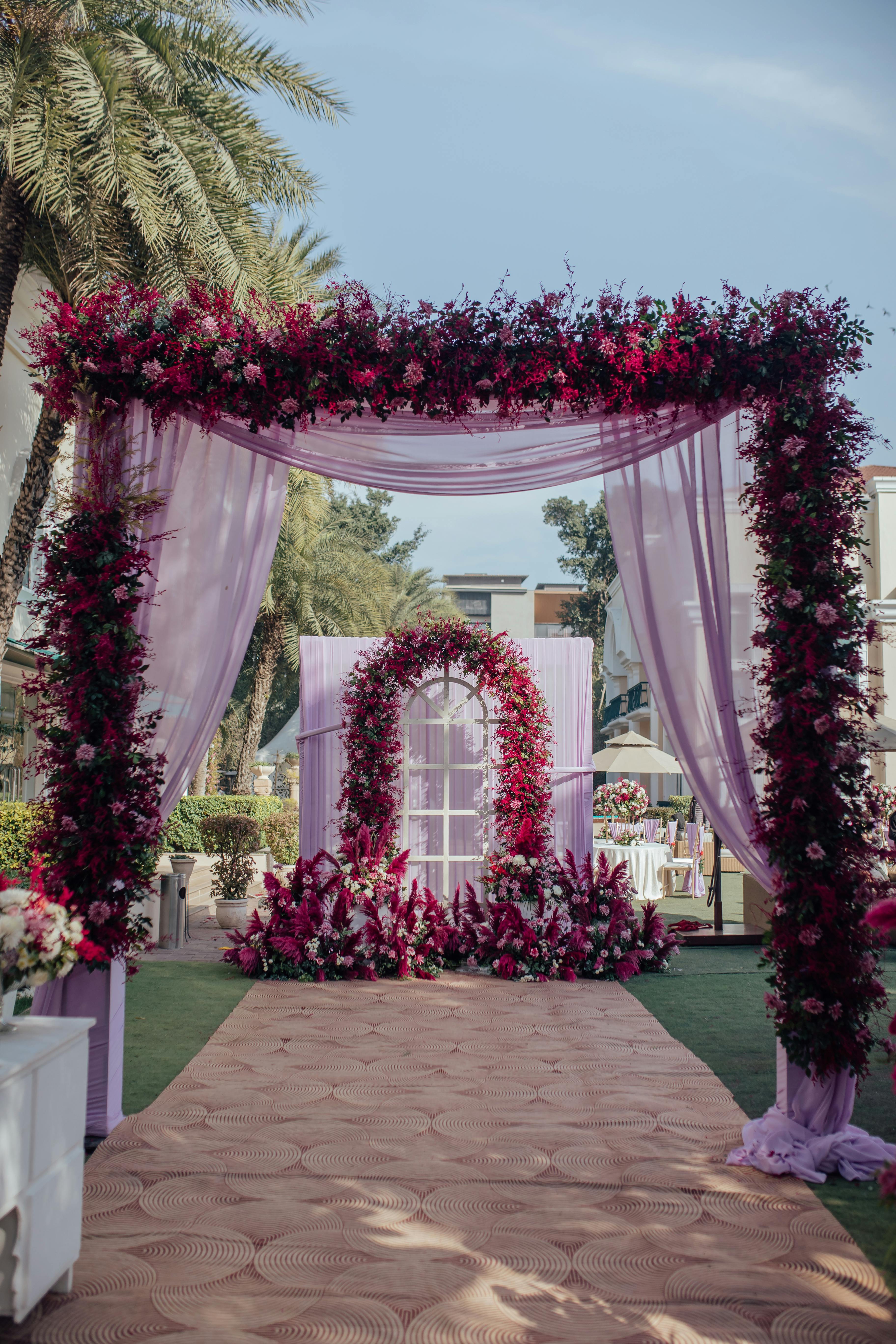 Arcadă nuptială cu flori vibrante în grădină