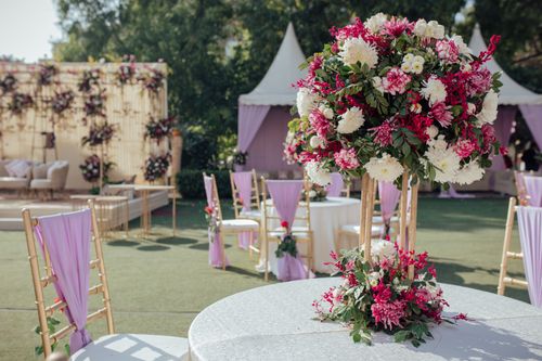 Free Charming outdoor wedding setup featuring a vibrant floral arrangement and elegant seating. Stock Photo