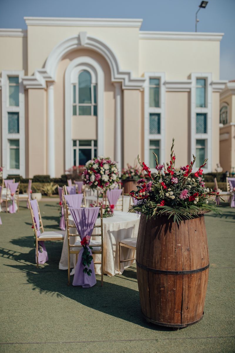 Outdoor wedding with luxurious building backdrop