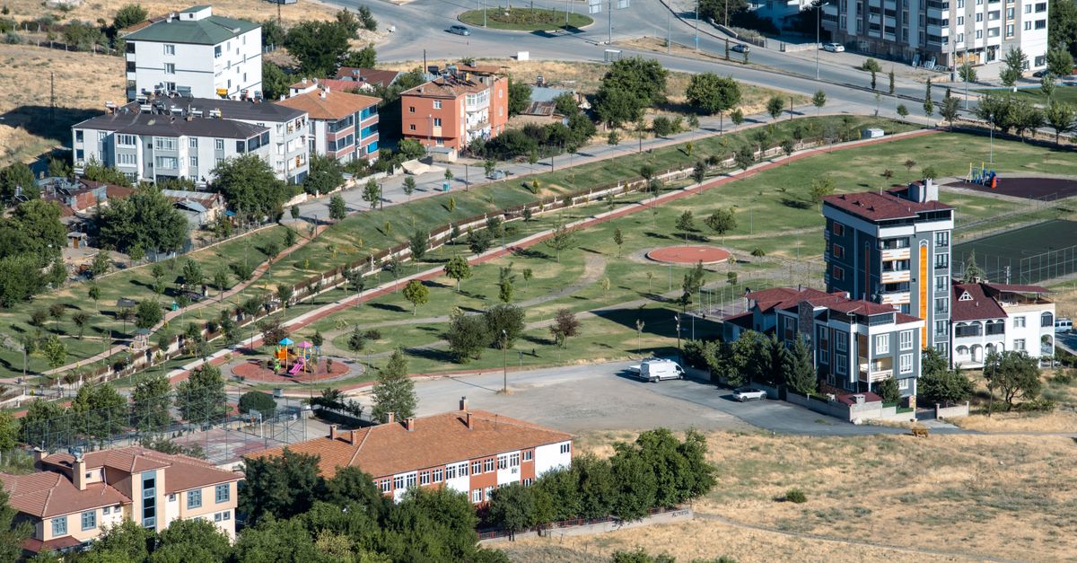 Aerial view showcasing urban and park areas in Elâzığ, Türkiye.