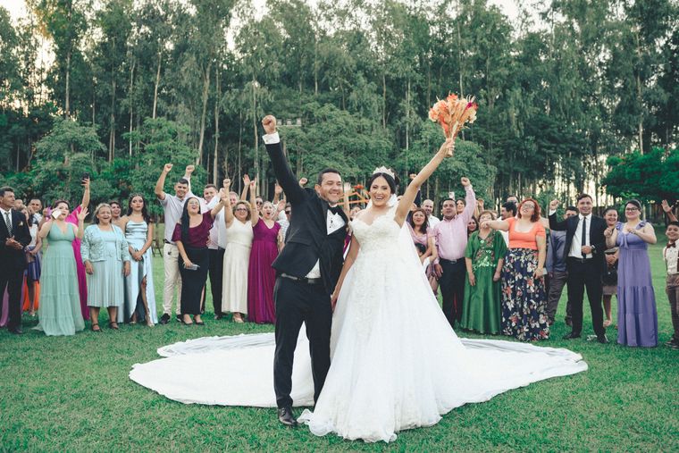 Novios celebrando con sus invitados