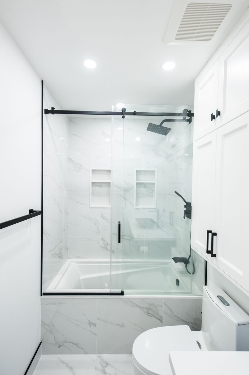 Bagno ristrutturato moderno con sanitari sospesi