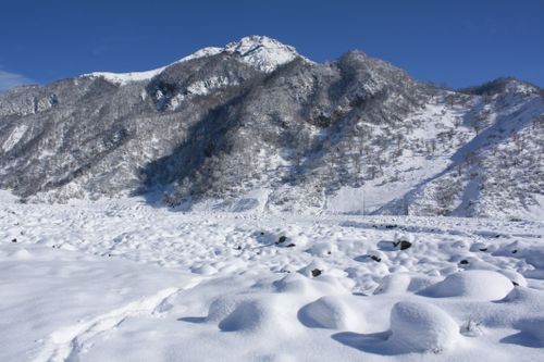 Free Beautiful snow-covered mountain landscape with clear blue sky, showcasing winter's serene beauty. Stock Photo