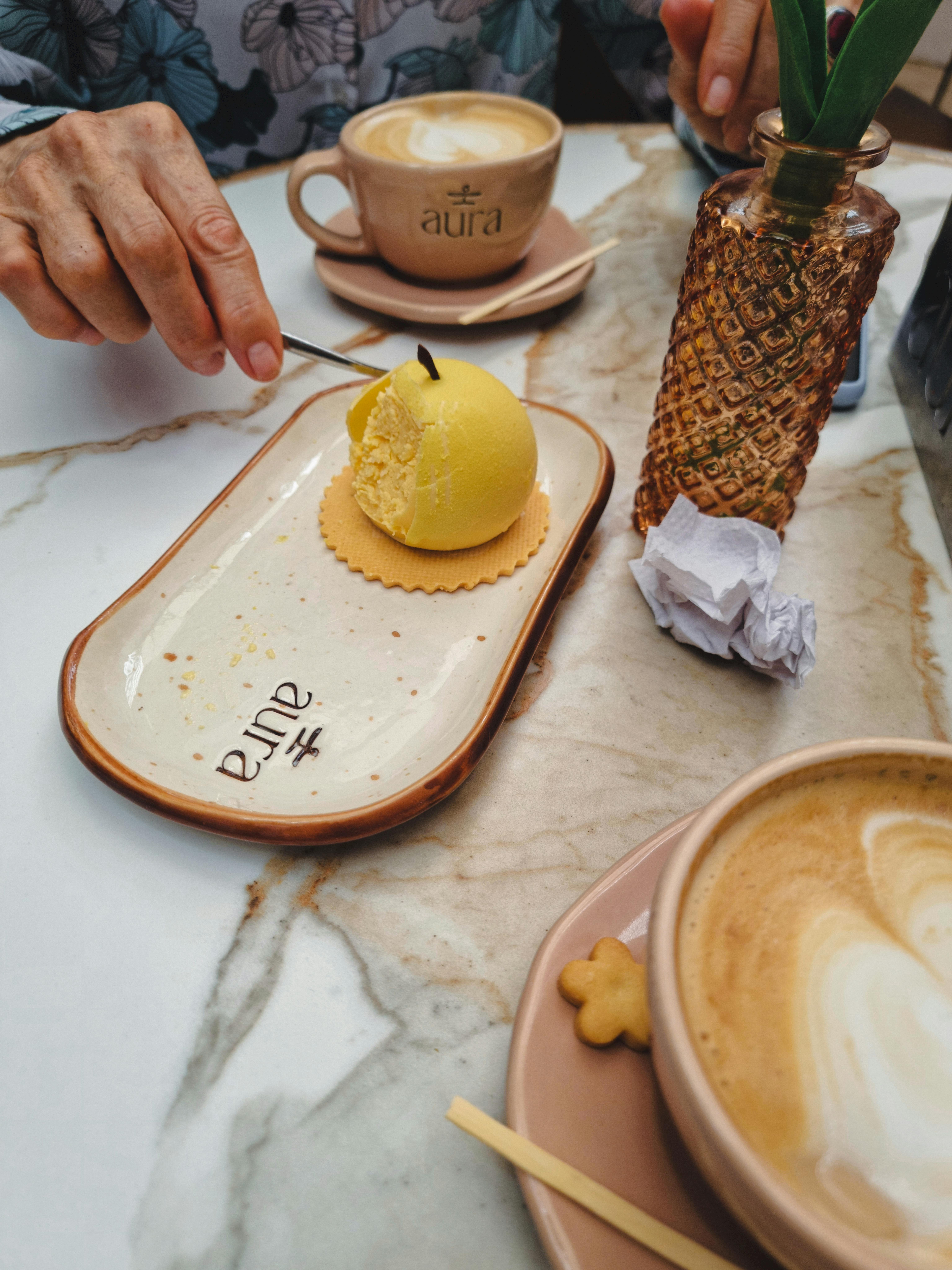 Enjoy a beautifully crafted dessert and coffee in Bucaramanga's charming cafe setting.