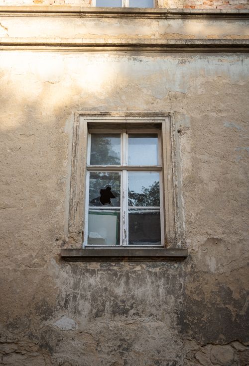 Free Old building in Zittau with a broken window, showcasing historic architecture and urban decay. Stock Photo