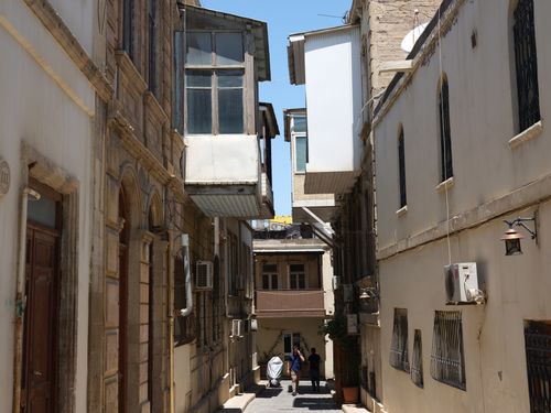 Free Narrow alleyway with historical architecture and overhanging rooms under the bright sun. Stock Photo