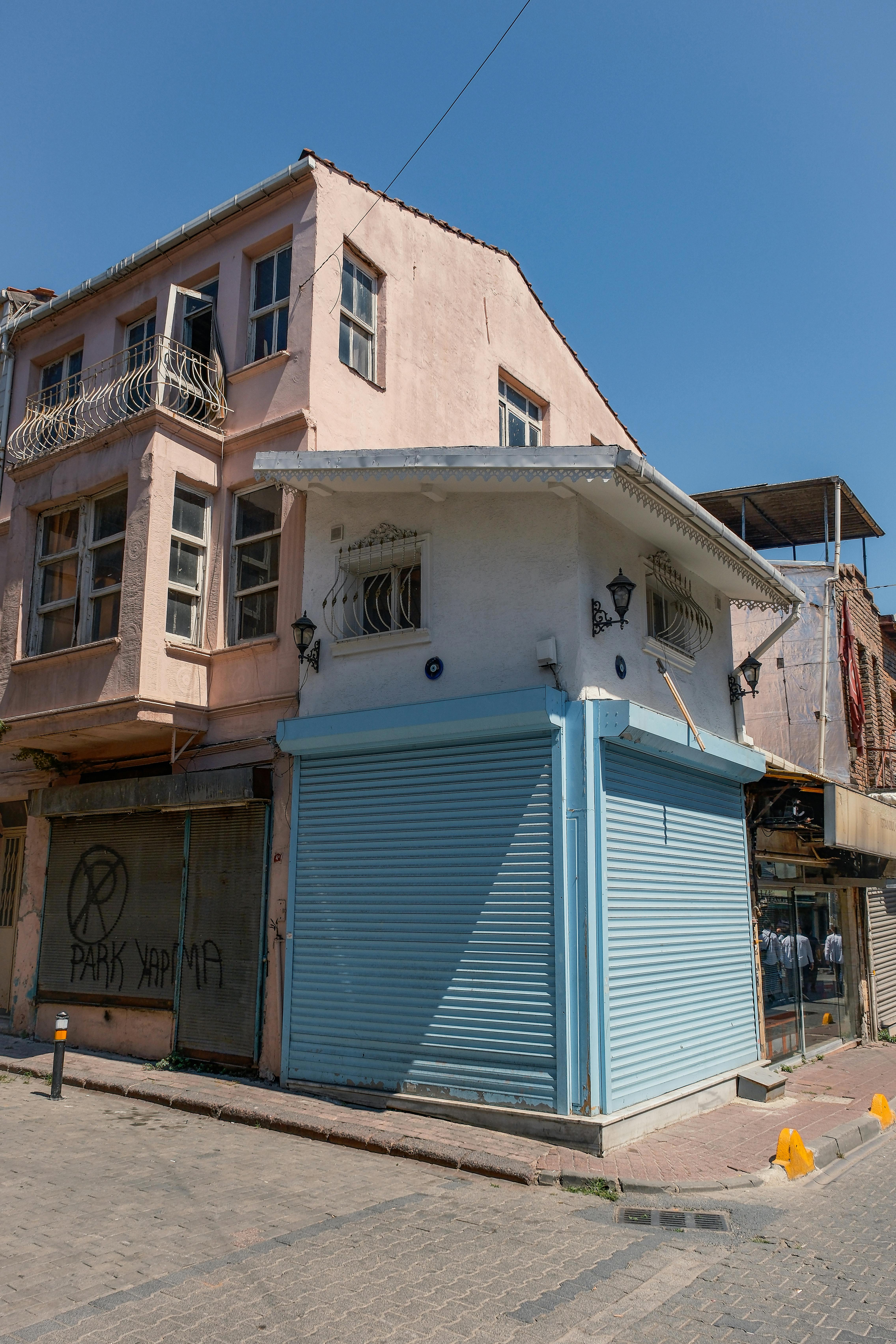 Ücretsiz İstanbul Balat'ta vintage mimarinin sergilendiği büyüleyici sokak köşesi. Stok Fotoğraflar