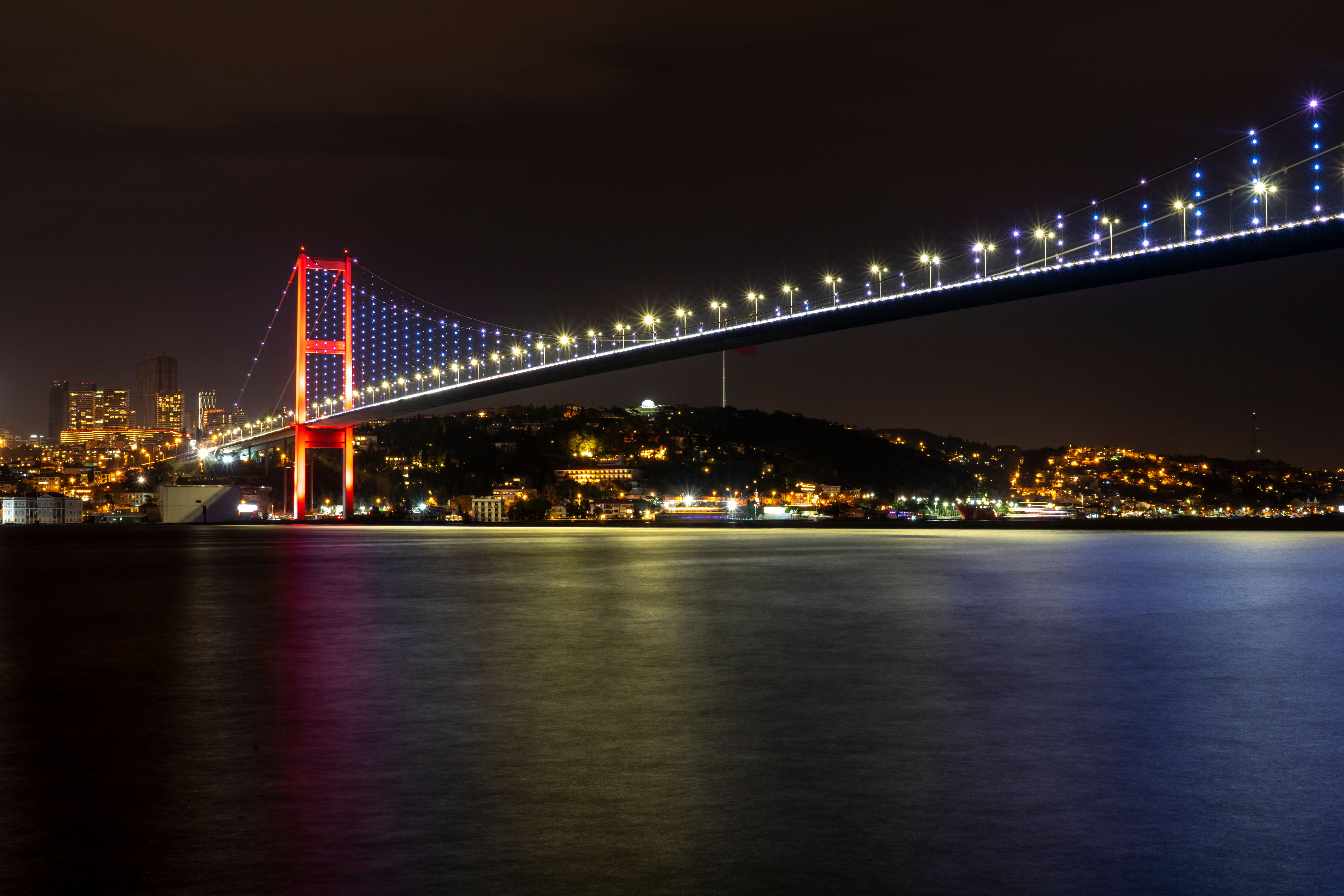 İstanbul'da Geceleri Aydınlatılan Boğaz Köprüsü · Ücretsiz Stok Fotoğraf