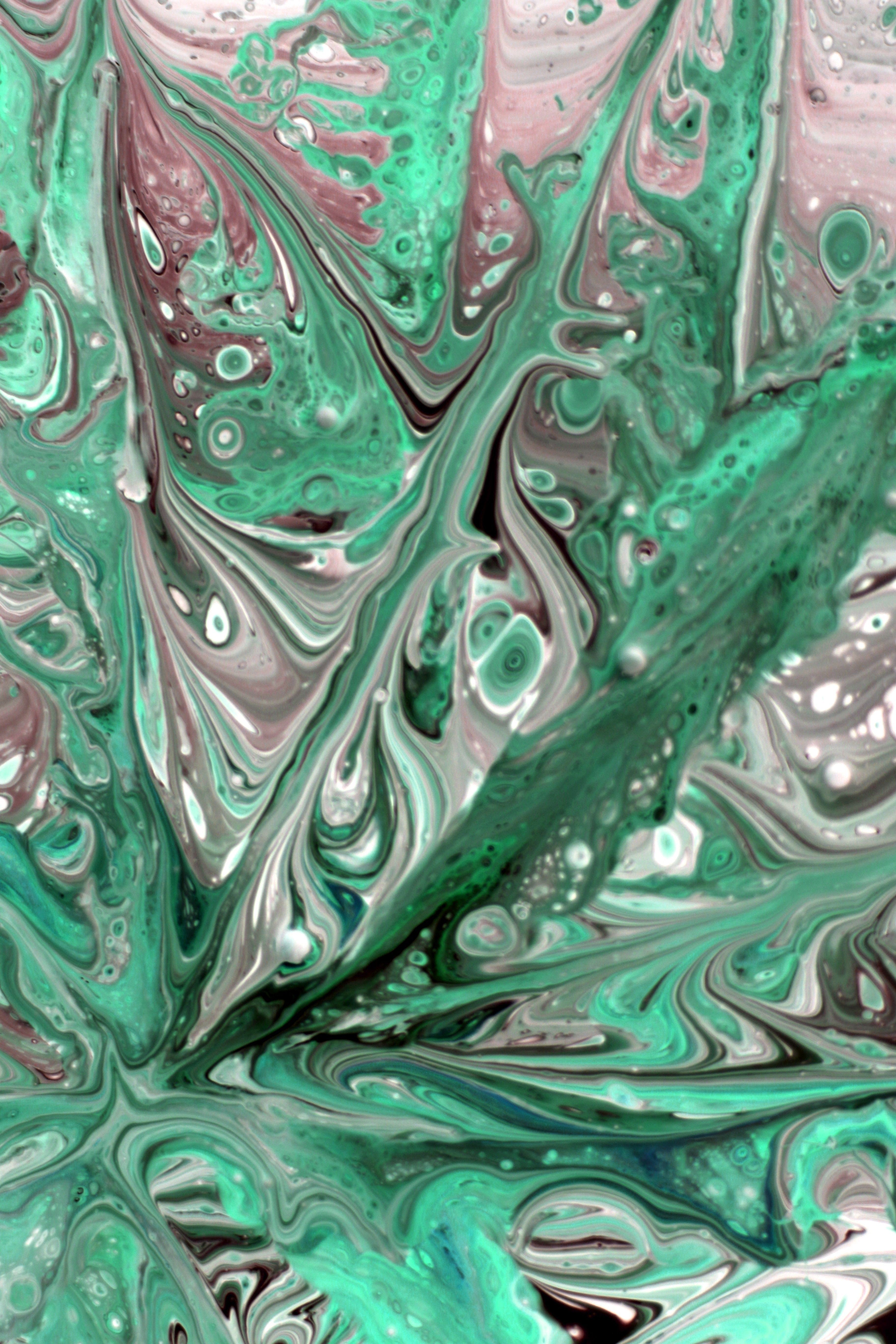 Abstract Fluid Art with Green and White Swirls · Free Stock Photo