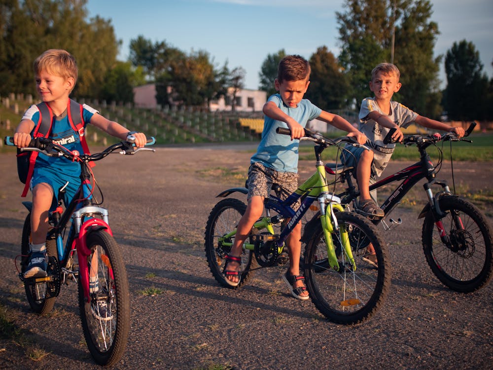 三个男孩骑着自行车