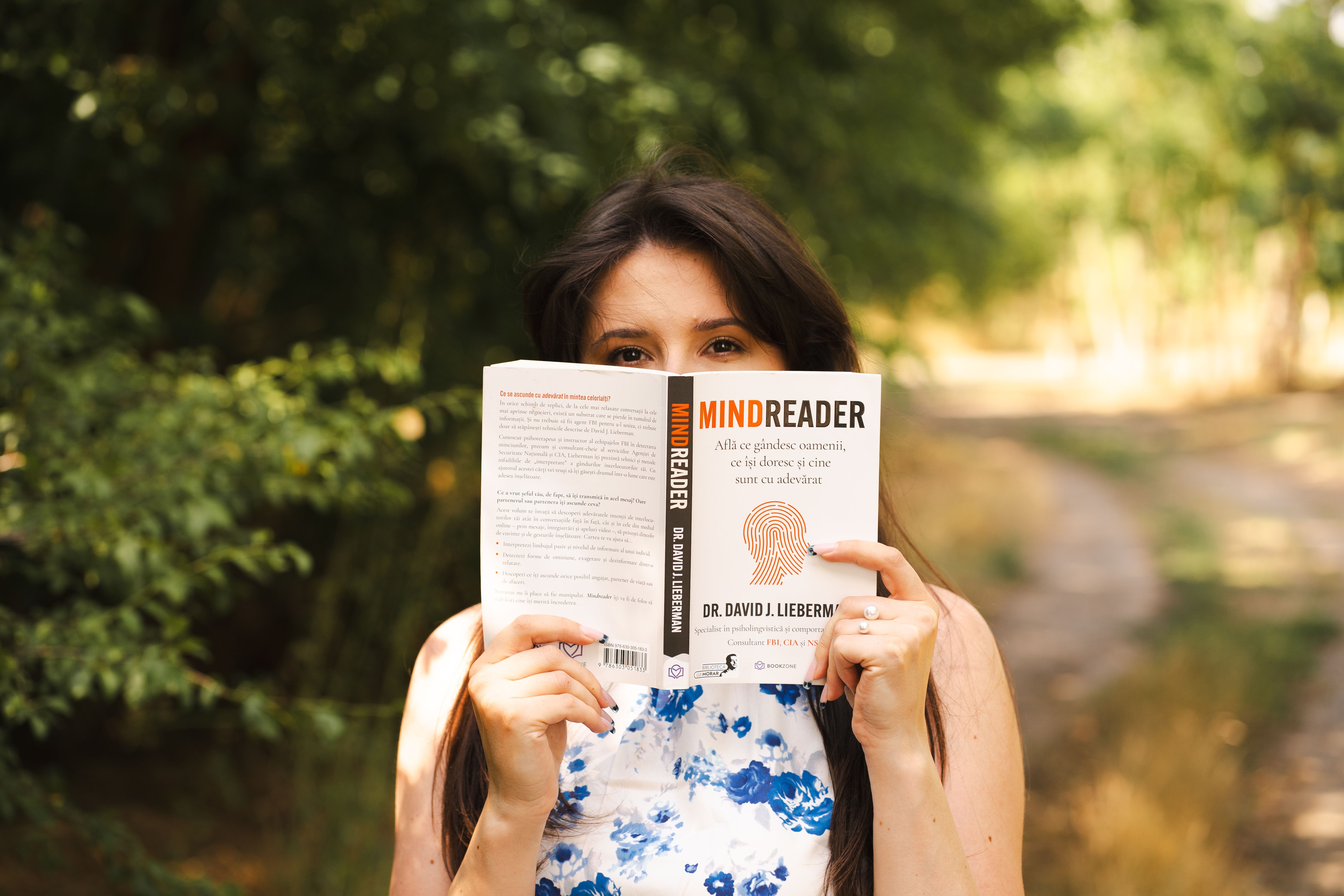 grátis Mulher Apreciando Um Livro Ao Ar Livre Em Um Parque Ensolarado Foto profissional