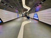 澳大利亚悉尼温亚德车站有一条供行人步行的时尚现代隧道