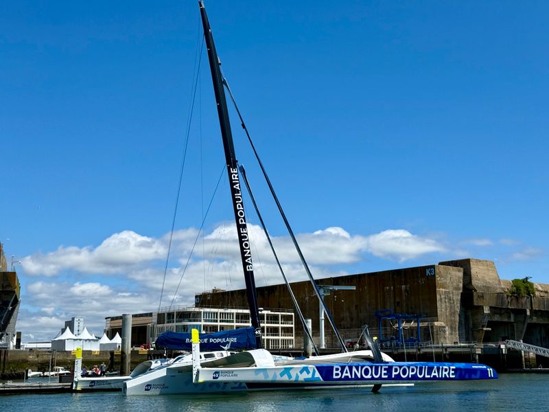 Voilier Banque Populaire amarré dans le port de Lanester/Lorient