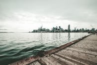 从波尔森码头欣赏阴天下的多伦多天际线与加拿大国家电视塔，景色格外壮观