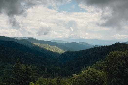 Splendida vista delle Blue Ridge Mountains sotto le nuvole drammatiche a Gatlinburg, Tennessee.
