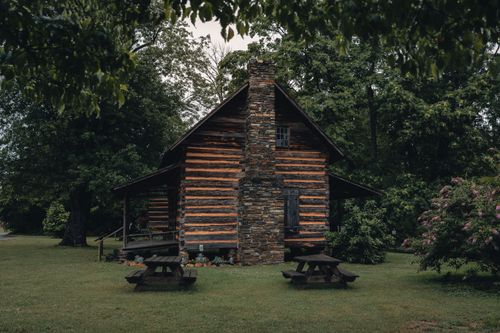 Free A charming log cabin surrounded by lush greenery in Gatlinburg, Tennessee. Stock Photo
