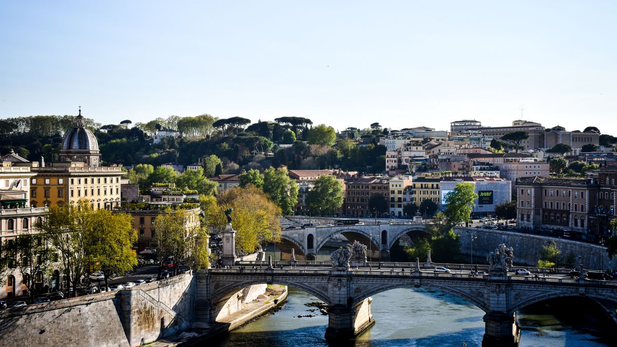 로마 — Beautiful view of Ponte Sant'Angelo spanning the Tiber River in Rome, Italy under a clear sky.