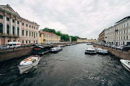 Ingyenes stockfotó belváros, csónakok, épületek témában