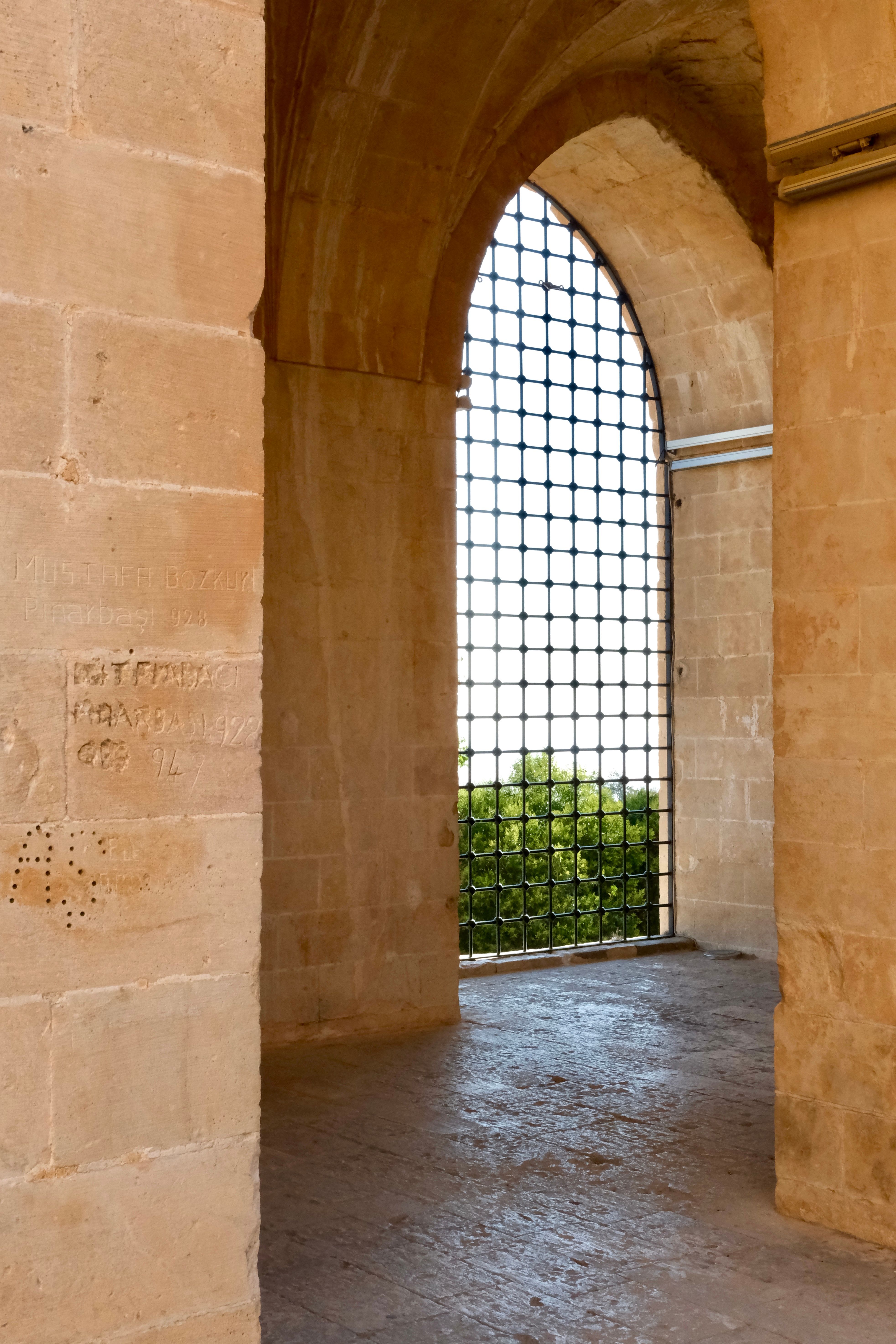 Arco De Piedra Histórico Con Vista A La Ventana De Rejilla · Foto de ...