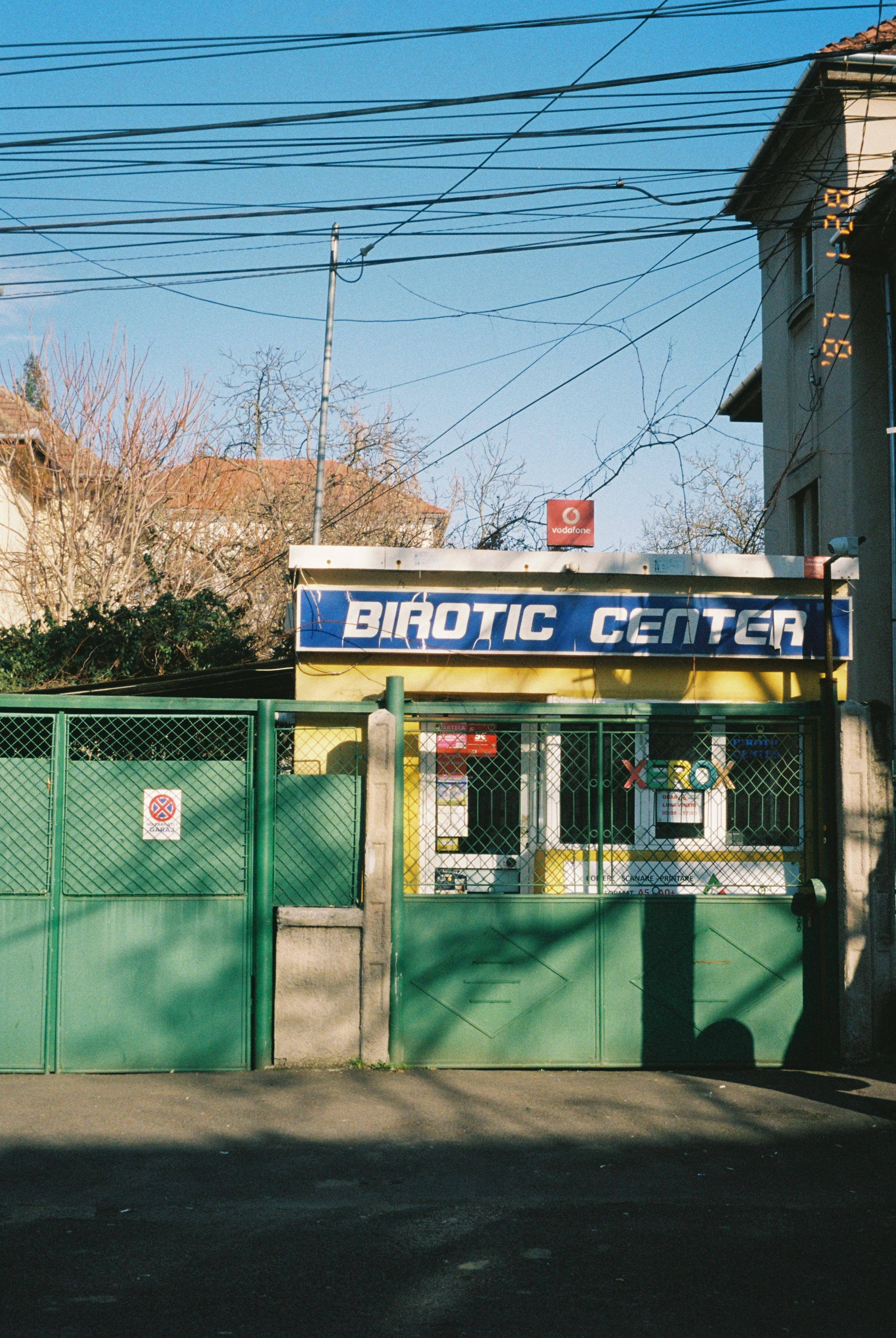 Gratis Gadebillede af en lille butik i Timișoara, Rumænien med livlige farver og en klar himmel. Lagerfoto