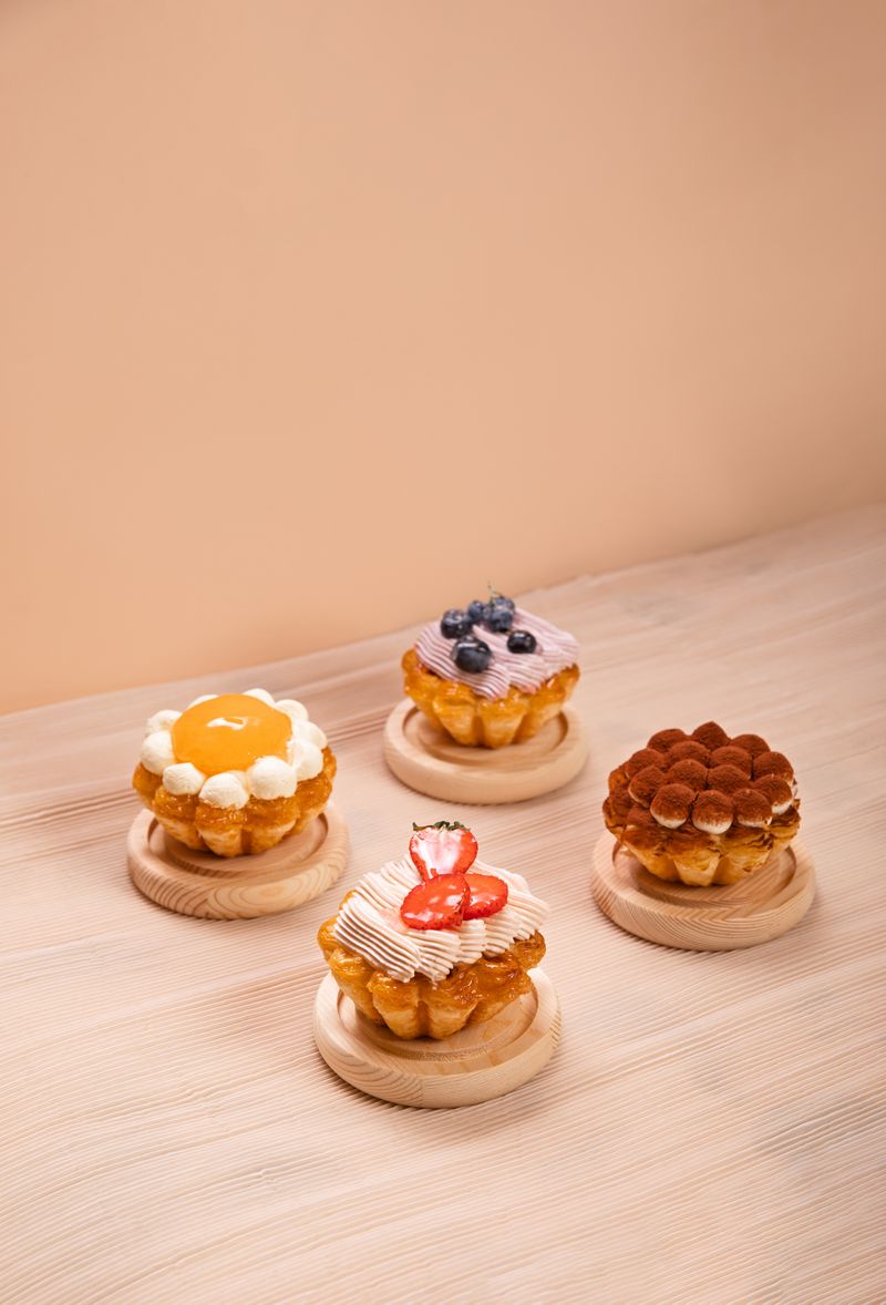 Tartes aux fruits de saison sur une table en bois